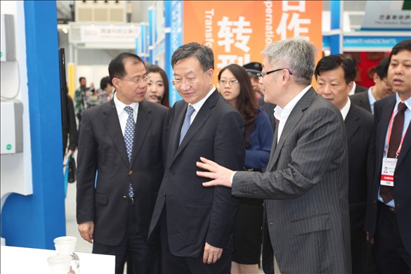中国贸促会会长姜增伟一行莅临凯发k8外经公司尼项目展位参观指导