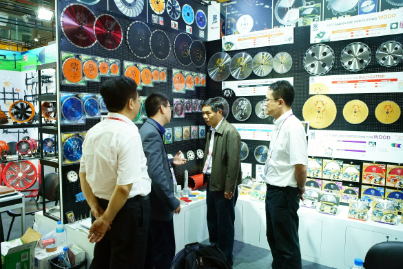 江苏省商务厅笪家祥副厅长调研凯发k8集团广交会工具展位